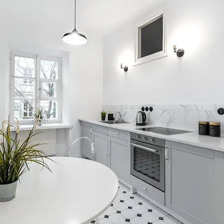 Urban Chic - Stare - Cozy And Stylish Daire *